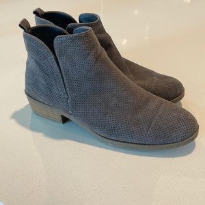 Universal Threads, ankle boot, size 8!